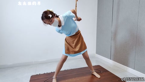 “大”字形态木板放置罚站，好利来女仆双腿发酸发抖，站立不稳，金属架强制拘束，再用各种道具挠痒痒，累到... 第1张