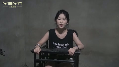 【烟引镣刑】颜值高不高大家挑一挑两个女犯因其中一个偷偷在牢房吸烟被惩罚 第1张