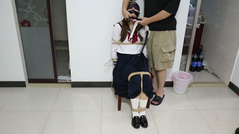 【荷仙素人实记】椅子缚捆绑玩素人女生4号 两种梆姿，水手服少女鞭打凌辱，语言羞辱，玩具挑逗，害怕的惊... 第1张