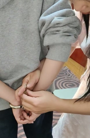 两个女生QQ铐任务，女生带两个QQ铐蒙眼走指压板，找钥匙游戏 第1张