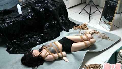 乳胶狂魔超严厉制裁连身肉丝萌妹。全身紧缚捆绑起来多种堵嘴方式切换，筋膜枪+呼控强制，怎样反抗都逃脱不... 第1张