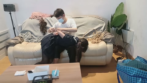 人贩王五系列（精神小妹）王五在又猫在楼道发愁没法交货，这次蹲到了一个心情相当愉快的精神小妹，于是尾随... 第1张