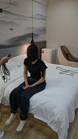 你的女朋友被蒙眼堵嘴驷马捆绑在床上，长时间放置不管，强行蒙眼堵嘴，让她自己逃脱，没想到她自己竟然解开... 第1张
