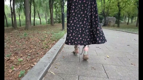 公园里的镣铐挑战任务---手铐脚铐锁住的肉丝碎花裙 第1张