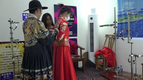 兰兰红色秀禾服，被捆绑鞭打招供，手铐脚镣，砝码脚镣 第1张