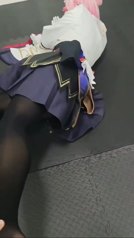 前来拍摄的绯樱，在结束更衣时惨遭摄影师毒手。打晕捆绑肆意妄为（上） 第1张