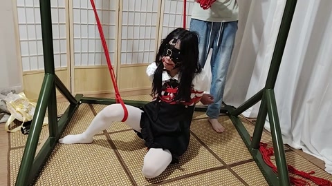 双腿被绳子扒开，龟甲加日式微微吊起，震动棒放置 第1张