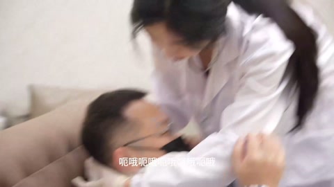 定拍官官之护士官的秘密 官护士是一名专打老了夹不住屎的护工，在护士岗被誉为最严酷的灭绝师太。但是她有... 第1张