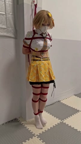 小偶像阿尼斯演出后来到汐月工作室寻找刺激。被捆吊起来强制垫脚，震动棒接入电源，无尽震动放置 第1张