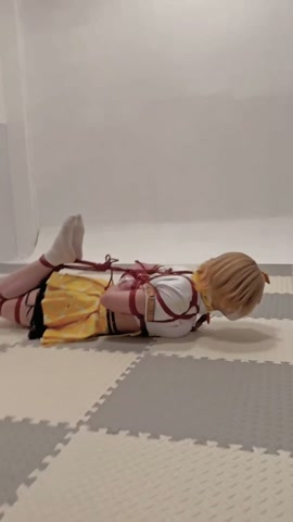 小偶像阿尼斯驷马紧缚，翻身过程被坏人压入震动棒。披上衣服后关灯离去。无助挣扎 第1张