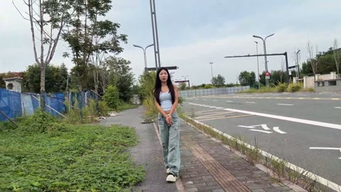 小姑娘户外玩耍全是人 第1张