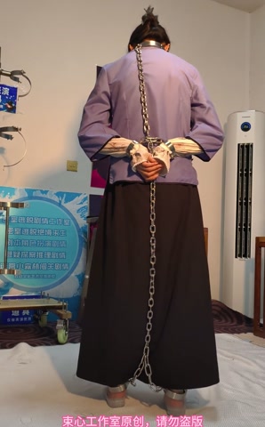 小月五四装，脖手脚连铐，喂鱼，家居简单生活剧情 第1张
