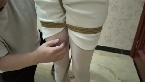 尤物收藏夹 玩KB游戏被妈妈发现了怎么办？【母慈女孝】【捂嘴闷绝】【丝足TK】【丰臀鞭打】 第1张