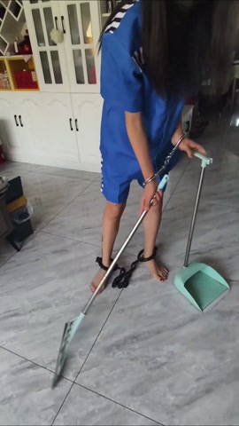 居家囚禁 妮妮崽身着囚服戴镣铐被囚禁于家里，期间被强迫观看“黄片”场面一度控制不住，最后戴镣铐洗脚 第1张