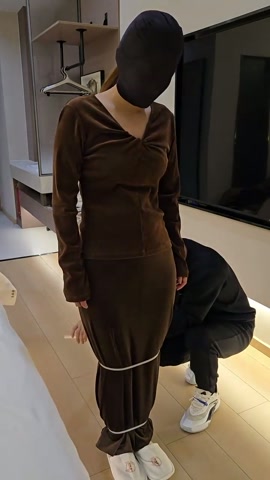 强吻！扎带直臂驷马紧缚，超紧鸡翅膀蟹式K9人形犬缚，毫无逃脱可能，牙刷挠脚心，强制猥亵，超薄丝袜头套... 第1张