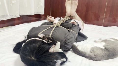 念念和小猫被绑在一起的一天 三种堵嘴测试 脚上涂猫条喂猫咪 结尾附赠拜访 第1张