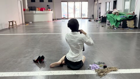 无人之境-自缚解压被老板抓包的女职员 第1张