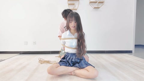 模特鱼丸jk捆绑 可爱大学生鱼丸被驷马捆绑放置，连脚趾都没放过，带上口球挣扎，无助的留下口水，换上渔... 第1张
