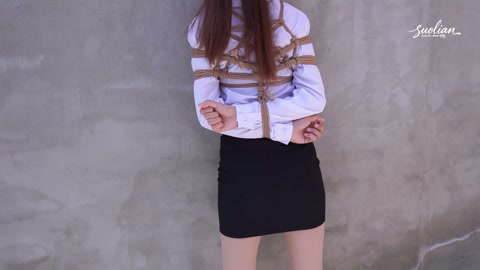 气质美女被带到院子里露出放置紧缚挣扎勒脖子翻白眼驷马吊缚 第1张