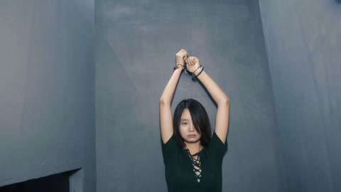 法不容侥（上集）女白领陈曼帮助上司贩毒被捕拘捕配合关小黑屋后如实交代罪行 第1张