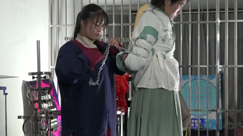 演员古装铁链五花捆绑，砝码脚镣，双脚镣，鱼形木枷锁，简单剧情 第1张