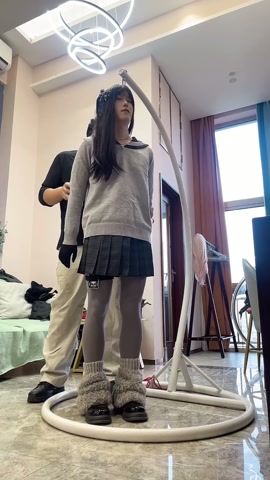 灰丝黑长直可爱学生装，强制罚站紧缚，同时被训练器和郊狼轮番轰炸 第1张