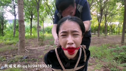 牧瑶定拍少女去小树林去约会,偏偏走错了小树林,遇到2个绑匪遭绑架 第1张