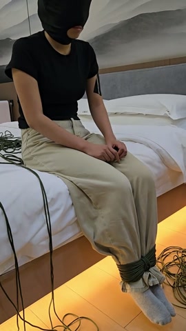 直臂驷马，袜子塞嘴，胶带紧紧缠绕，一点也说不出话 ，蒙眼感官封闭，敏感度增加，长时间放置+挑逗，发不... 第1张