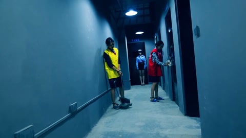 空中囚徒之空姐末路（下集）被判死刑后两人在牢中被强制劳动最后注射死刑走向末路 第1张