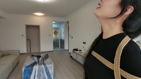 紫涵主演 奇妙的一天 美女紫涵参观体验绳室+M腿羞耻喂食+驷马紧缚挠痒+口球拘束 第1张