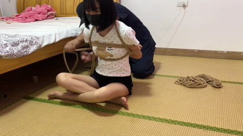 红豆每日一绳 日式驷马 绑脚趾 各种挣扎无法挣脱 拎起脚丫玩 第1张