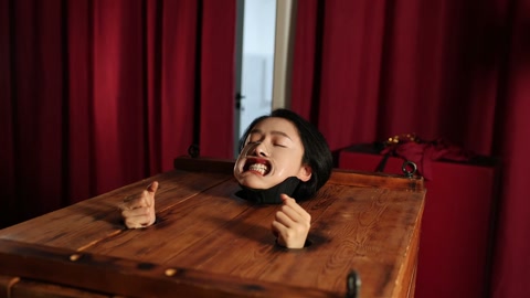 美女的嘴巴 “捕获一美女，关进木箱枷住脖子，露出头部，然后上道具 观赏。主要用了三种嘴巴刑具，强制喂... 第1张