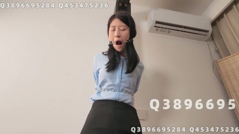 花花p5 ol职业装半吊缚，蓝色衬衣铁链捆绑 第1张