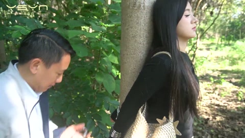 荒林困劫 小美女走在丛林被持枪劫持拷在小树上堵嘴勒 第1张