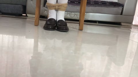 荷露 COS崩坏 流萤 误入活绳屋 自动紧缚绳陷阱抓住逃走再被抓回驷马绑凳子上危机四伏 第1张