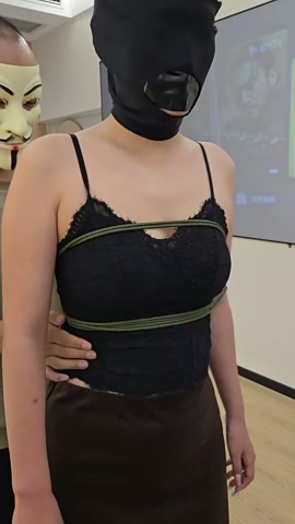 超长绳子严密束缚，驷马绑好以后强行震动，扒衣羞辱，玩弄大胸 第1张