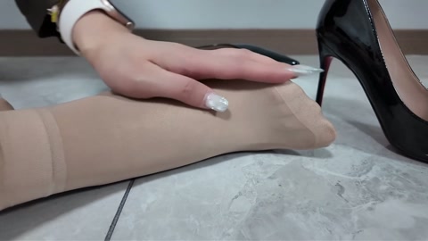 面试陷阱 气质美女佳佳面试，被面试官迷晕，各种TK，虐足折磨。鞭打，老虎凳。滴蜡，丝袜堵嘴，木棍打脚... 第1张