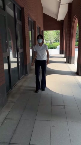 18岁女高的脚铐周末日记-裤脚下的秘密 第1张