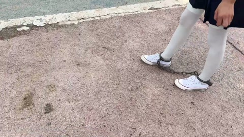 18岁JK白丝脚镣女高的户外两公里镣铐徒步 第1张