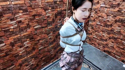 JK少女误入歹徒的住处,被吊起来电击ZX玩弄晕死过去 第1张