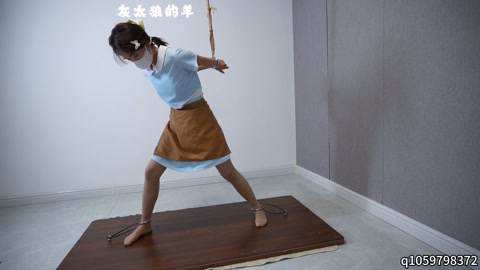 “大”字形态木板放置罚站，好利来女仆双腿发酸发抖，站立不稳，金属架强制拘束，再用各种道具挠痒痒，累到... 第2张