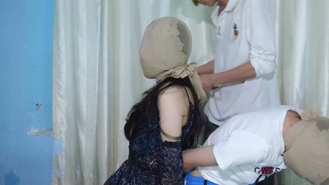《案发现场》 可怜的母女两被歹徒入室双人捆绑在椅子上用刀伤害女儿威胁母亲！丝袜塞嘴胶带封嘴丝袜塑料袋... 第2张