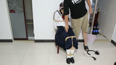 【荷仙素人实记】椅子缚捆绑玩素人女生4号 两种梆姿，水手服少女鞭打凌辱，语言羞辱，玩具挑逗，害怕的惊... 第2张