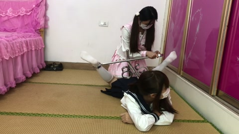 两个女孩 玩自铐 一个驷马铐一个驷马架 铐上发现钥匙在床上 第2张