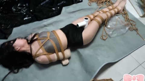 乳胶狂魔超严厉制裁连身肉丝萌妹。全身紧缚捆绑起来多种堵嘴方式切换，筋膜枪+呼控强制，怎样反抗都逃脱不... 第2张
