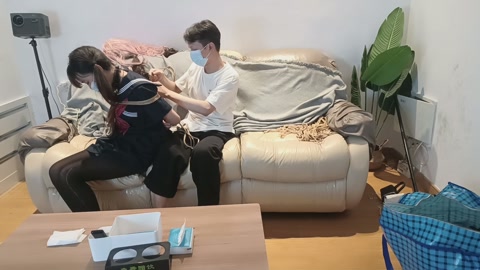 人贩王五系列（精神小妹）王五在又猫在楼道发愁没法交货，这次蹲到了一个心情相当愉快的精神小妹，于是尾随... 第2张