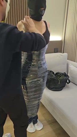 保鲜膜+棉被木乃伊，无法呼吸，闷得呜呜一直叫，又挣脱不出来，我给她放那不管，也不说话，她真的害怕了，... 第2张