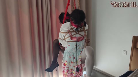 兔兔兔TU丶的约绳日记 18依旧是单腿吊缚两只可爱的小男娘 不同颜色的衣服 不同的堵嘴道具 一样的郊... 第2张