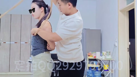 双洞填满 假阳具 和郊狼的电击片 和电击肛塞 同时安排 还有嘴巴上的口球 折磨崩溃，腿被绑成m腿卡在... 第2张