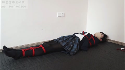定拍jk少女的自缚大危机~自缚失败被神秘人入室迷晕，丝袜堵嘴狠狠tj榨汁 第2张